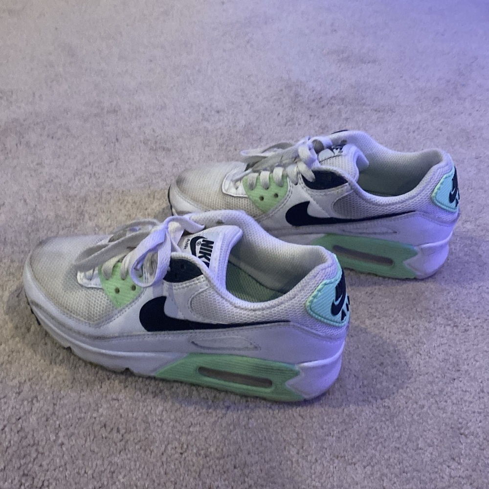 Nike tennis shoes - Picture 2 of 4